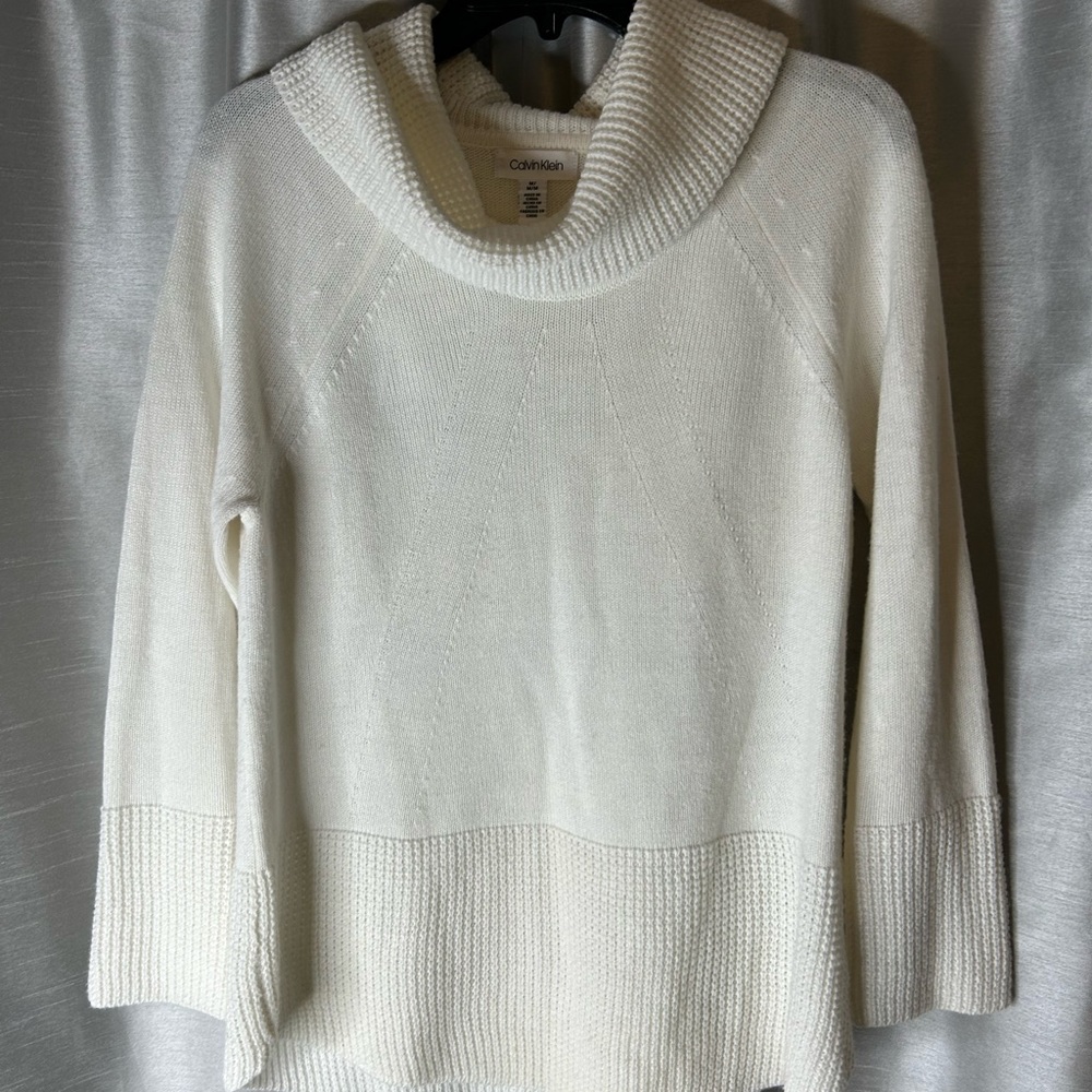 A very comfortable and soft sweater by Calvin Klein size medium.